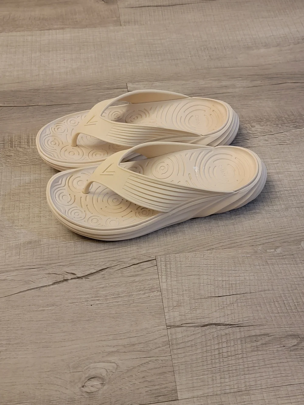 Vionic Men’s Cream Foam Comfort Flip Flops